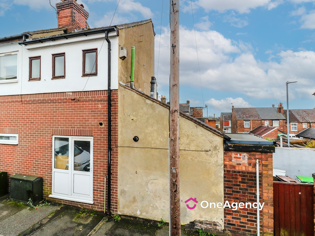 2 bed flat to rent in Hamil Road, Burslem, StokeOnTrent ST6, £550 pcm