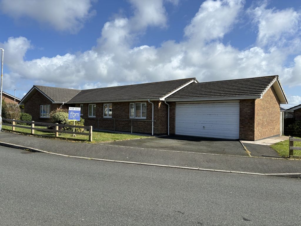 4 bed bungalow for sale in Skomer Drive, Milford Haven, Pembrokeshire