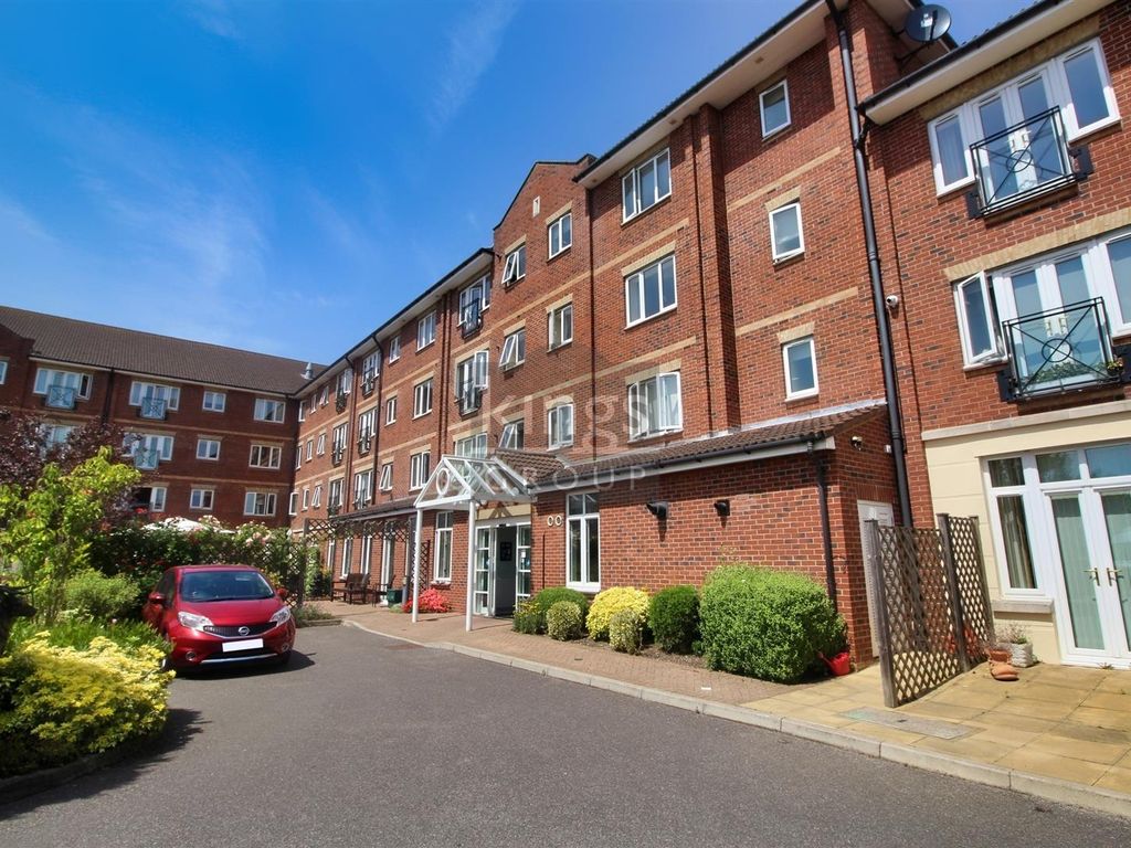 2 bed property for sale in Turners Hill, Cheshunt, Waltham Cross EN8