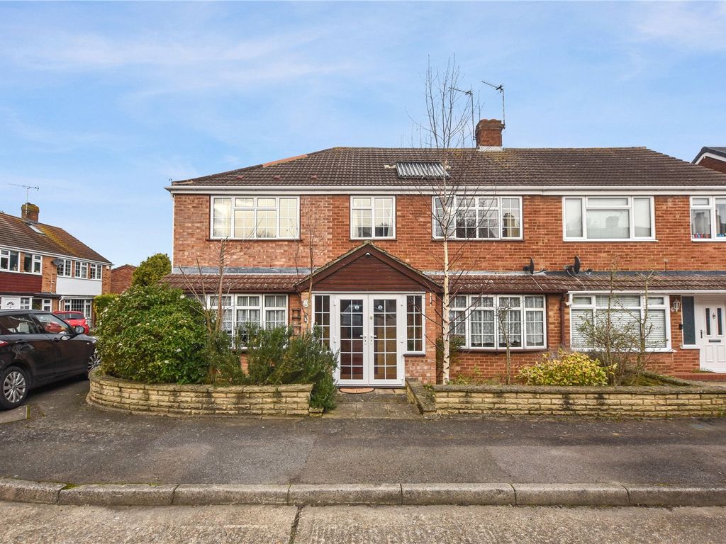4 bed semidetached house for sale in Maryfield Close, Joydens Wood