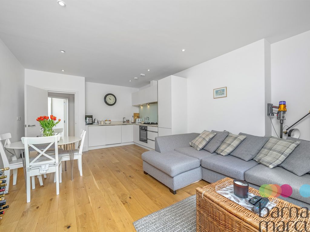 2 bed flat to rent in Brunswick Park Road, London N11, £1,850 pcm Zoopla