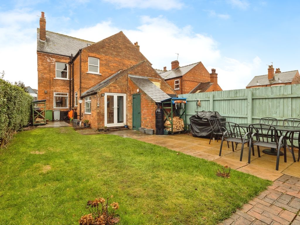 4 bed semidetached house for sale in London Road, Balderton, Newark