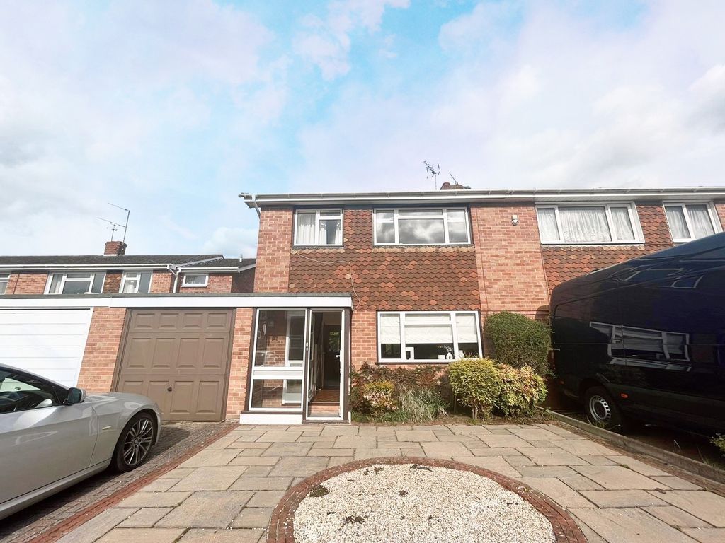 3 bed semidetached house for sale in Willow Way, SherfieldOnLoddon