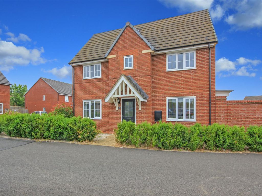 3 bed detached house for sale in Goulsbra Road, Rushden NN10, £300,000