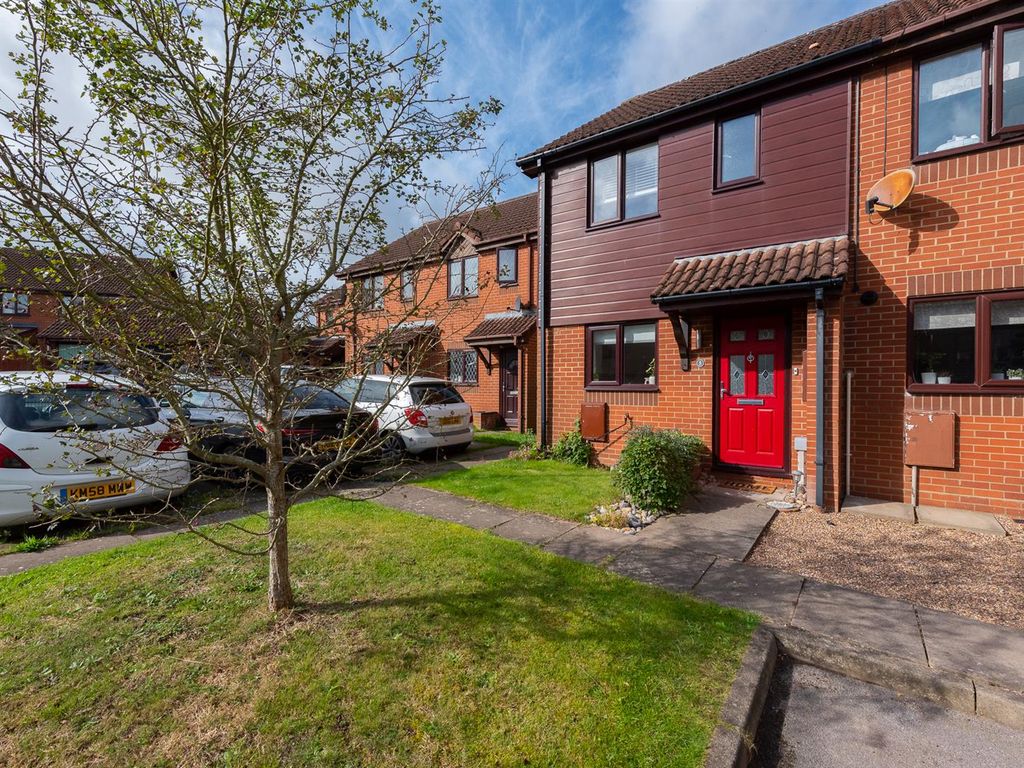2 bed end terrace house for sale in Wights Walk, Basingstoke RG22, £