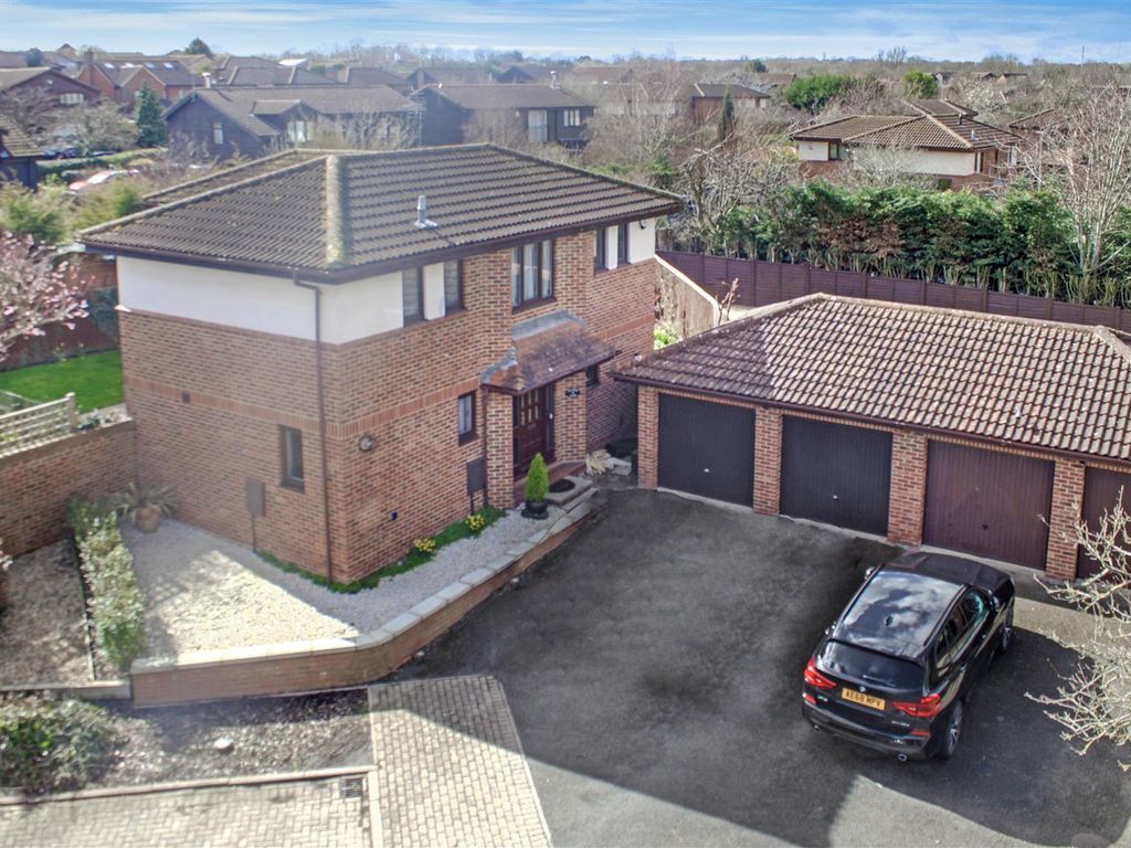 4 bed detached house for sale in Haythrop Close, Downhead Park, Milton