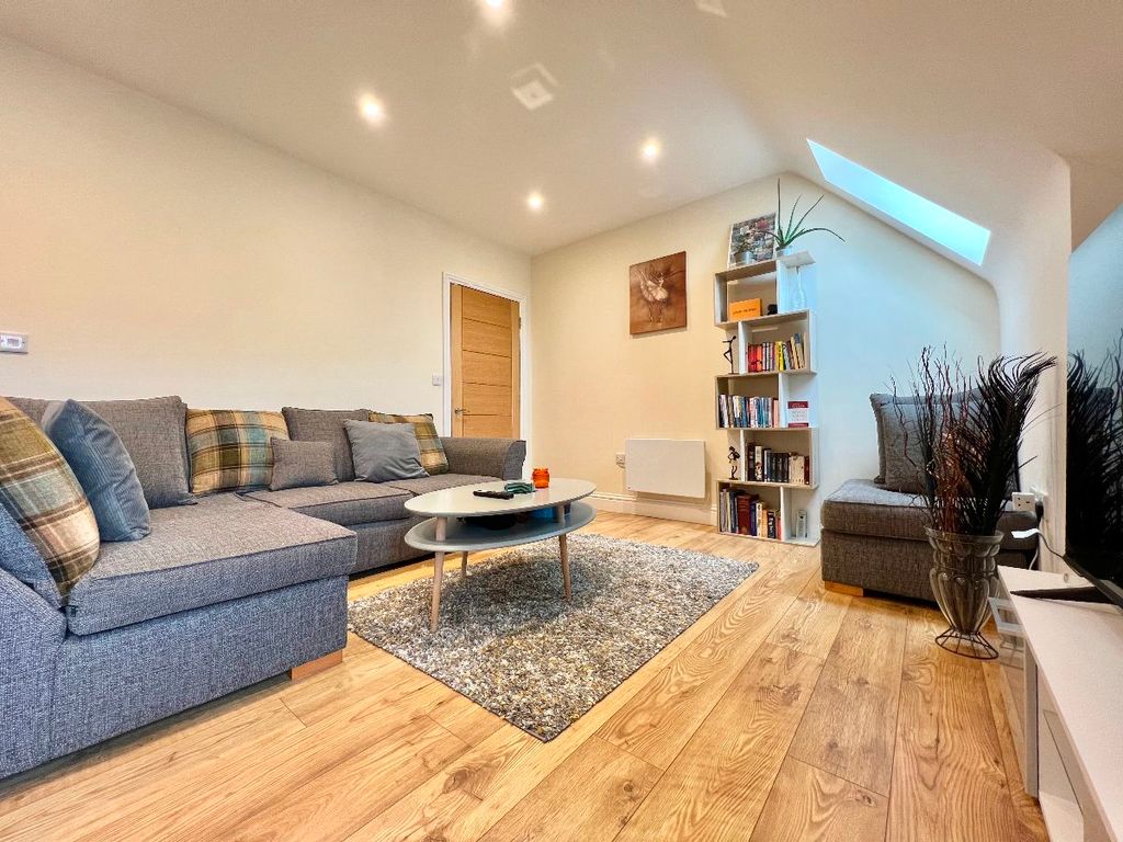 1 bed flat to rent in Birchwood Court, Godstone Road, Kenley CR8, £