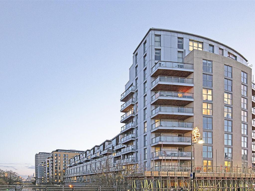 2 bed flat to rent in Victoria Wharf, Palmers Road, London E2, £2,350