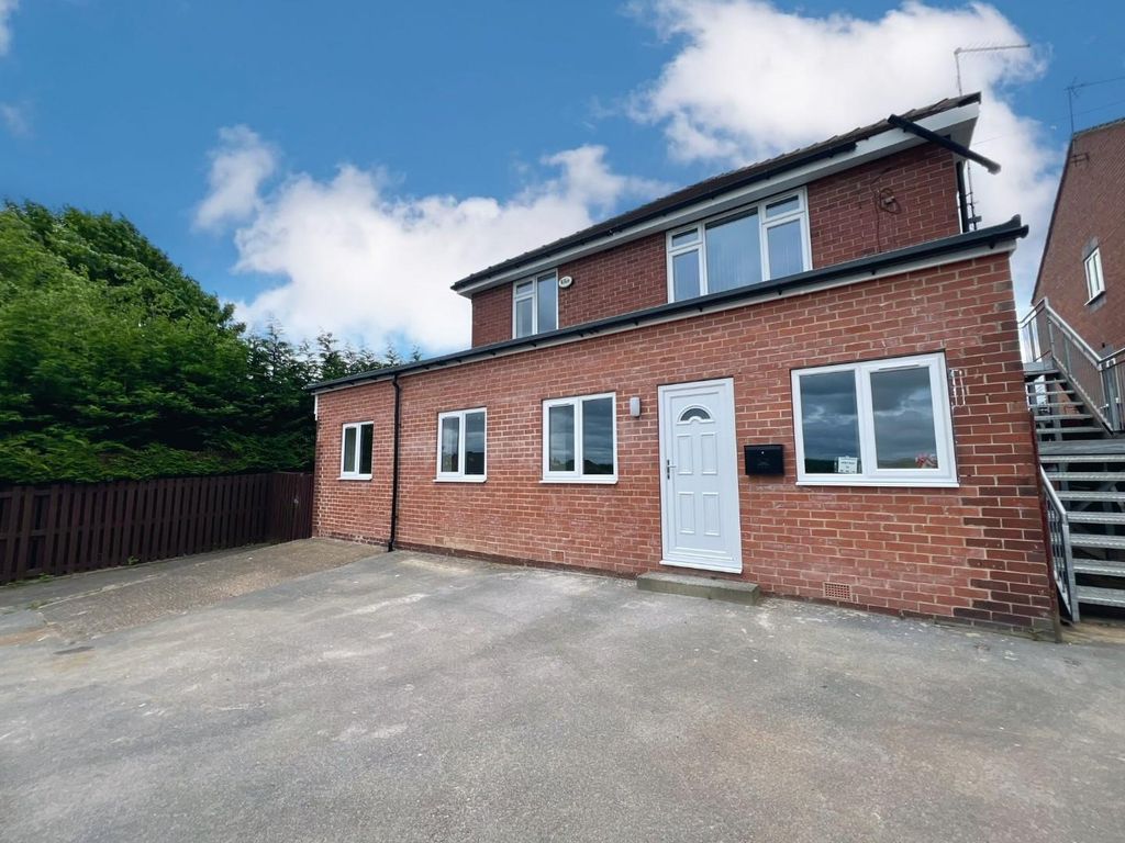 2 bed flat to rent in Hunshelf Road, Chapeltown, Sheffield S35, £725