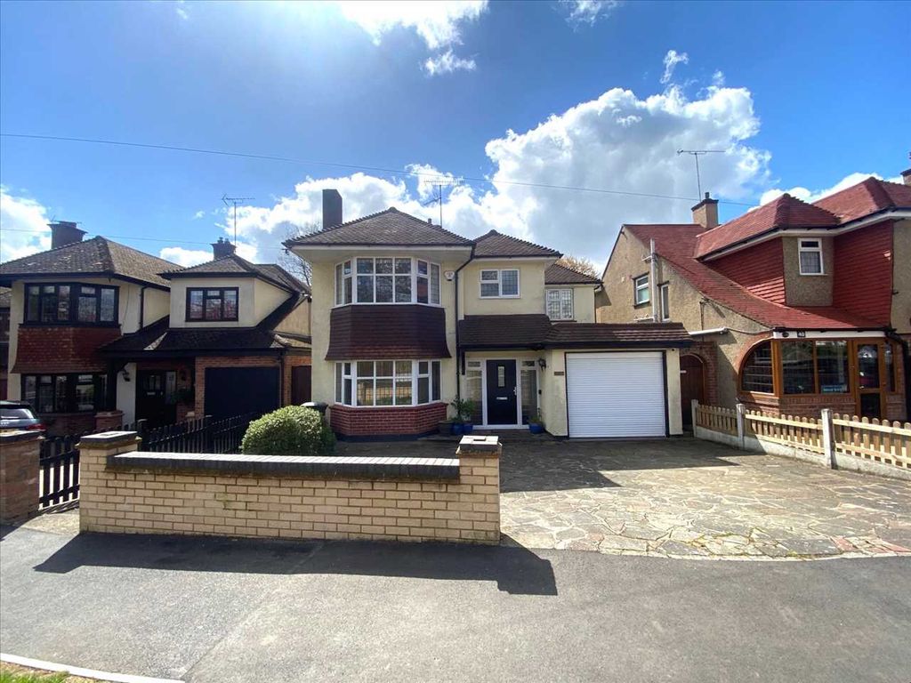 4 bed detached house to rent in Buxton Avenue, LeighOnSea SS9 Zoopla