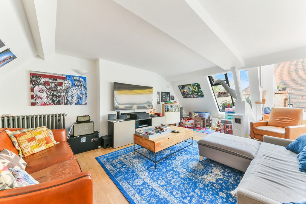 2 bed flat to rent in Battersea Park Road, London SW11, £3,750 pcm Zoopla