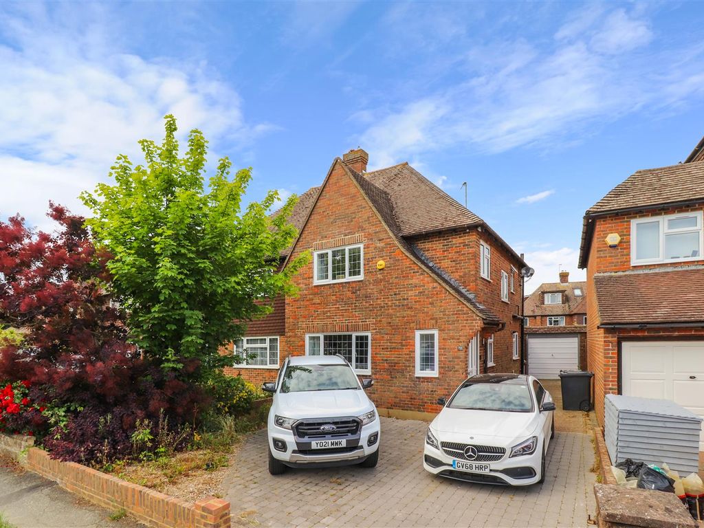 3 bed semidetached house for sale in Harebeating Drive, Hailsham BN27