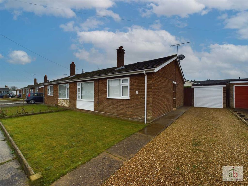 2 bed bungalow for sale in Montana Road, Kesgrave, Ipswich IP5, £
