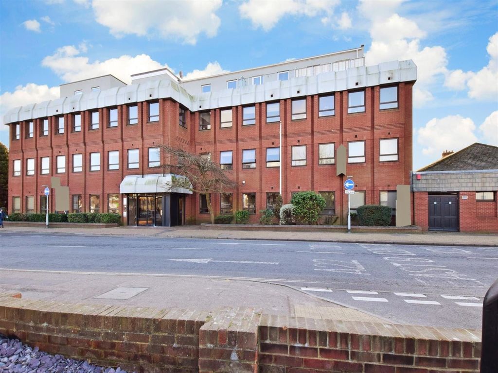 1 bed flat to rent in White Lion Close, East Grinstead RH19, £950 pcm Zoopla