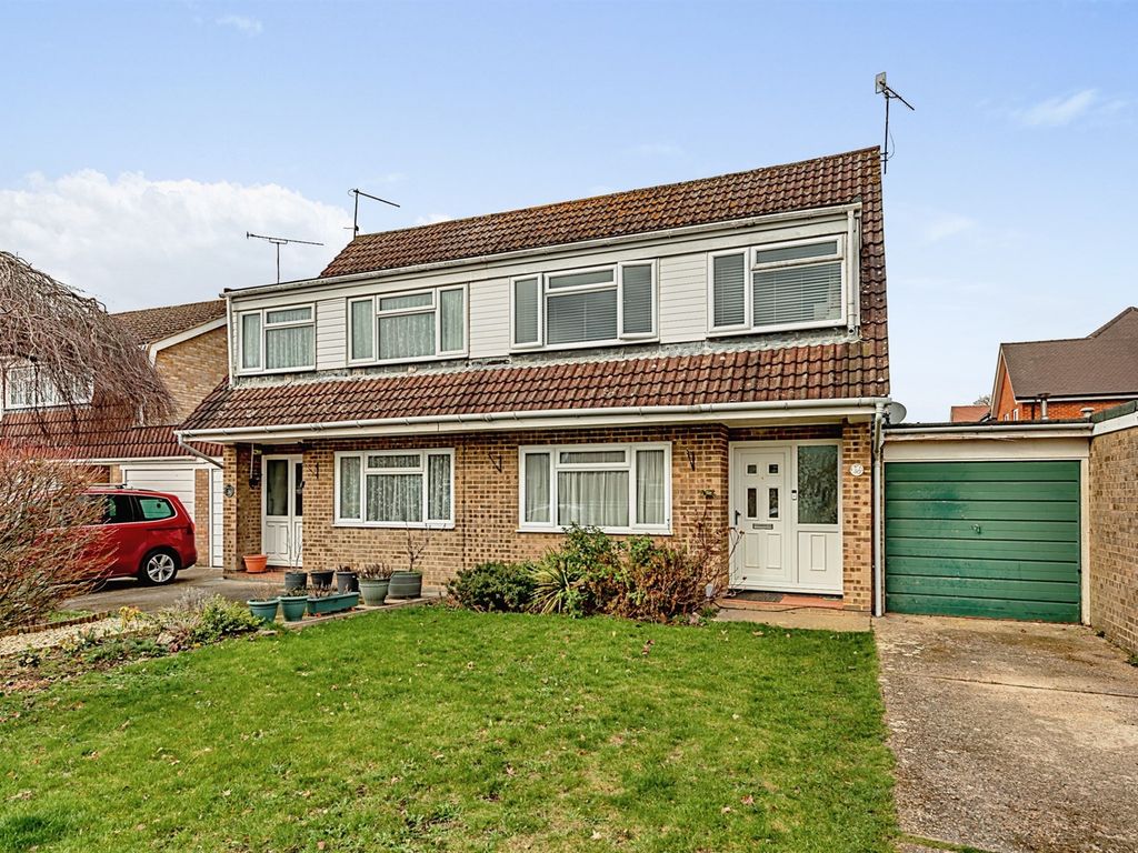 3 bed semidetached house for sale in Landen Park, Horley RH6 Zoopla