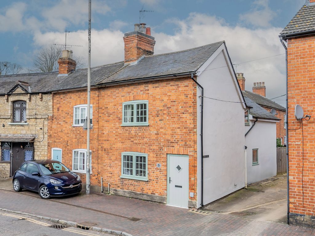 4 bed end terrace house for sale in Tickford Street, Newport Pagnell