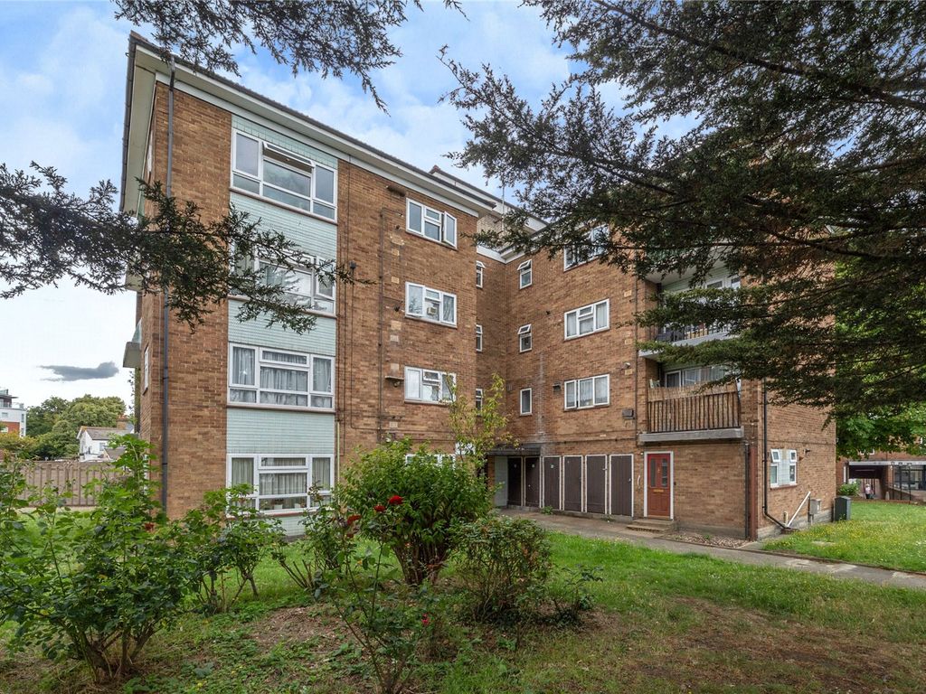 2 bed flat for sale in Dale Court, Grove Hill, London E18, £275,000