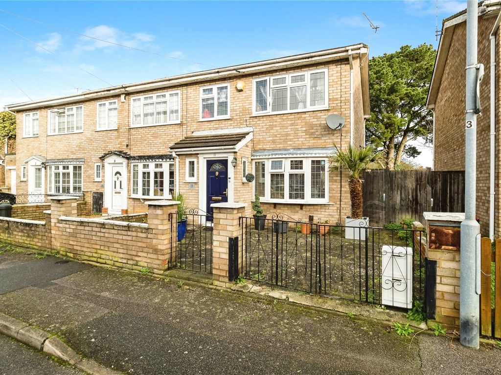 3 bed end terrace house for sale in Silver Way, Romford RM7, £425,000