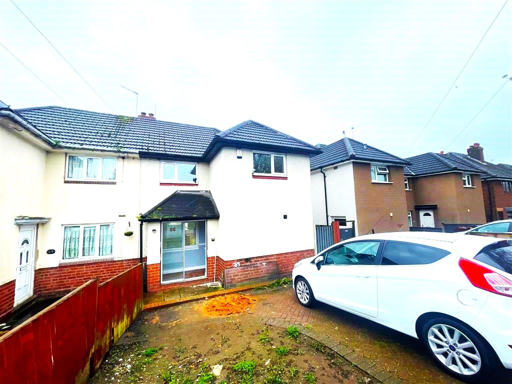 4 bed semidetached house to rent in King Charles Avenue, Walsall WS2