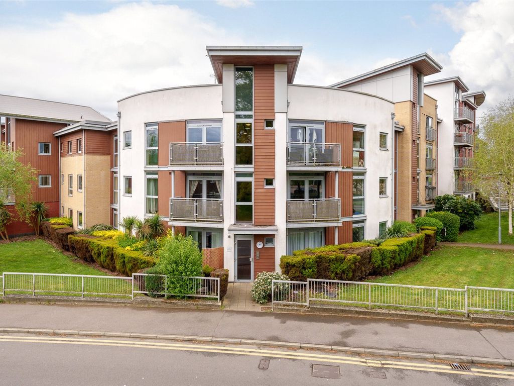 2 bed flat for sale in Kelvin Gate, Bracknell, Berkshire RG12, £230,000