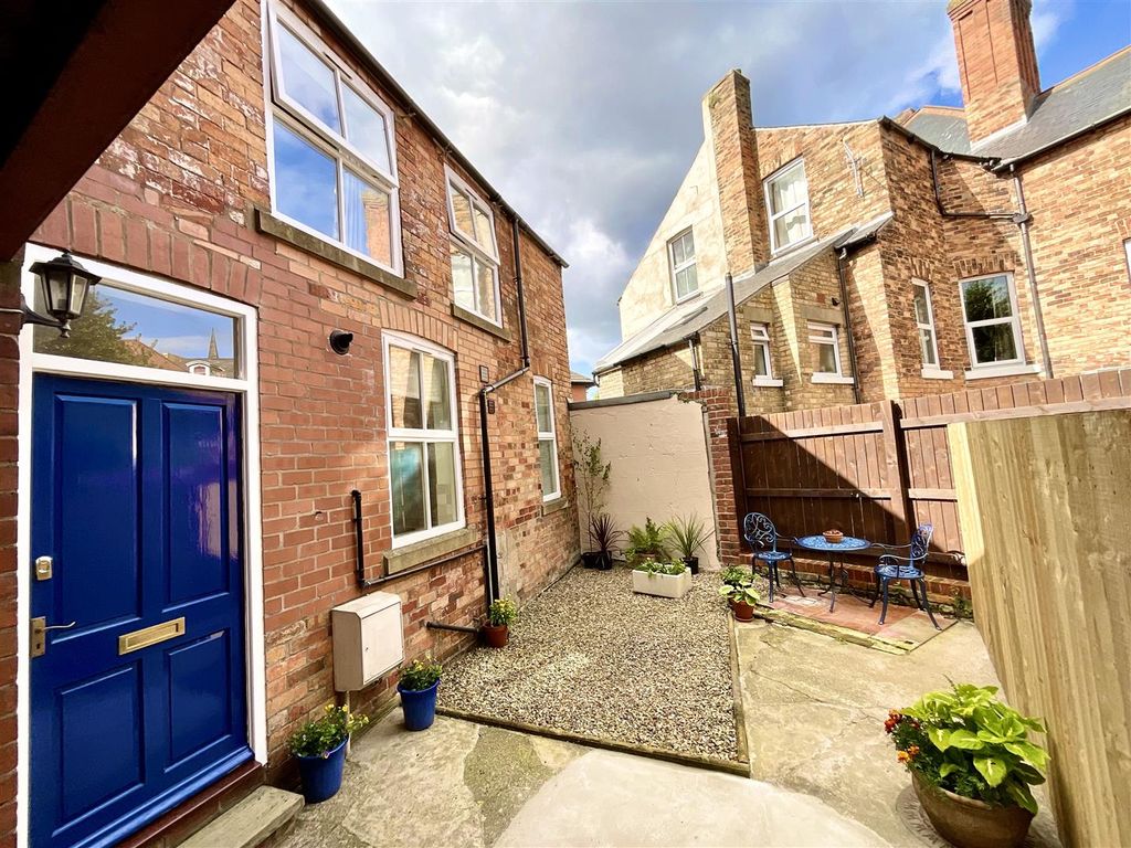 3 bed property for sale in Royal Crescent Lane, Scarborough YO11, £