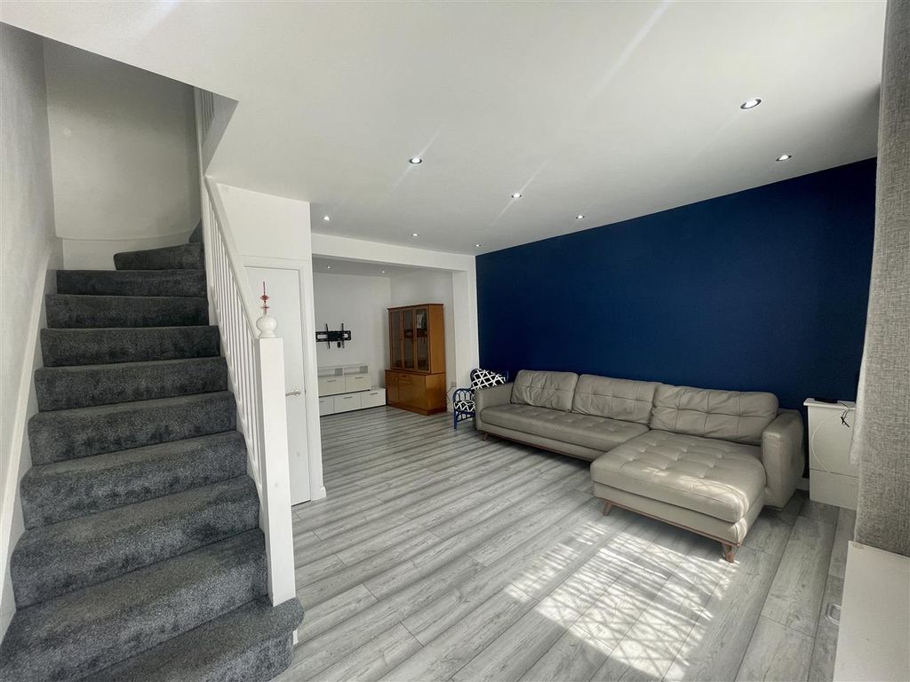 2 bed terraced house to rent in Chester Road, Watford WD18, Watford, £