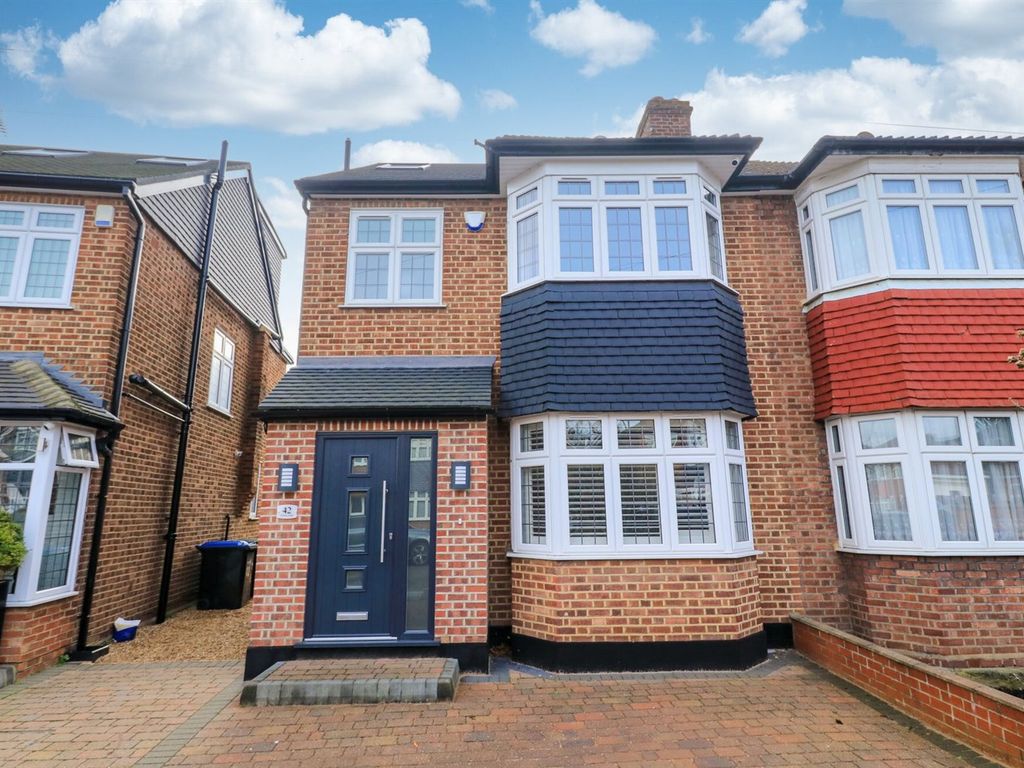 4 bed semidetached house to rent in Crawley Road, Enfield EN1, £3,350