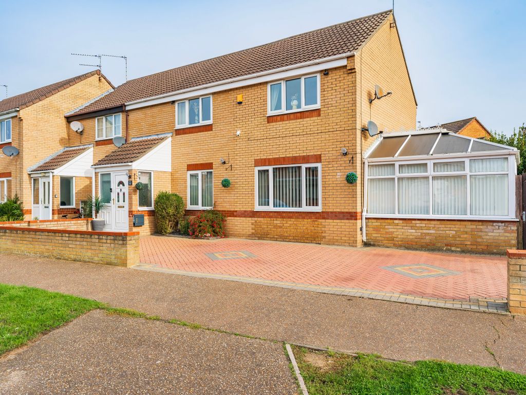 4 bed semidetached house for sale in Road, Bradwell, Great