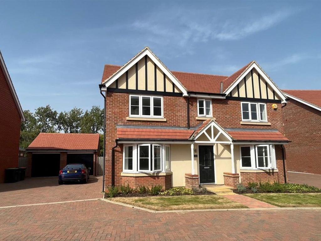 5 bed detached house for sale in Cameron Crescent, Bedford MK40, £
