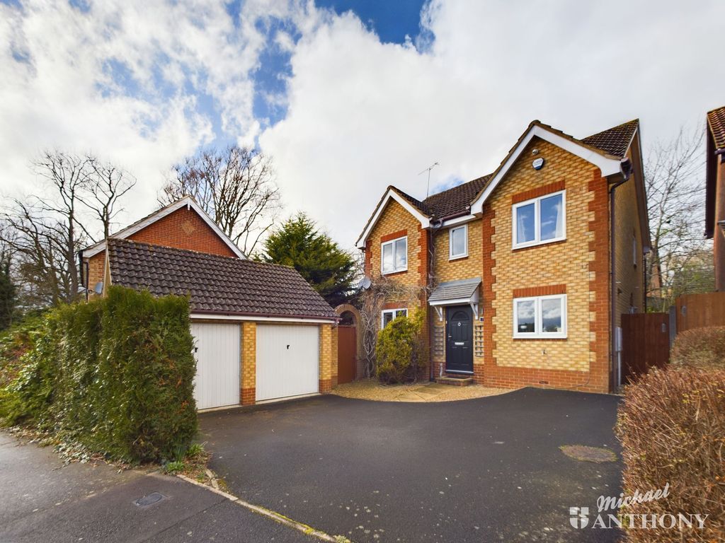 4 bed detached house for sale in St. Johns Drive, Stone, Aylesbury HP17