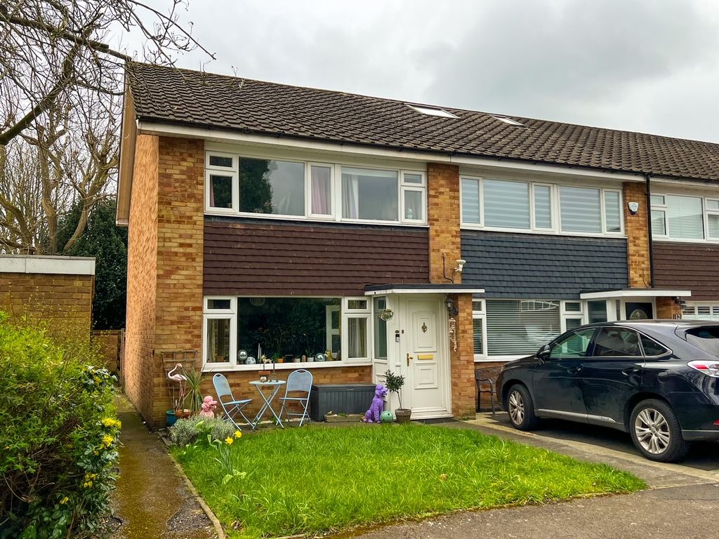 3 bed end terrace house for sale in Victoria Close, West Molesey KT8, £