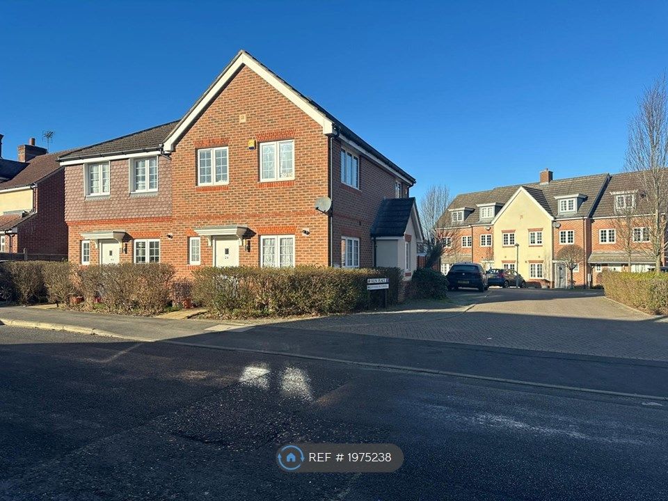 3 bed semidetached house to rent in Marrowbrook Lane, Farnborough GU14