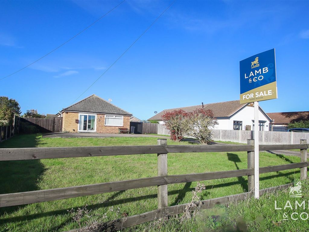 2 bed detached bungalow for sale in Thorpe Road, ClactonOnSea CO15, £