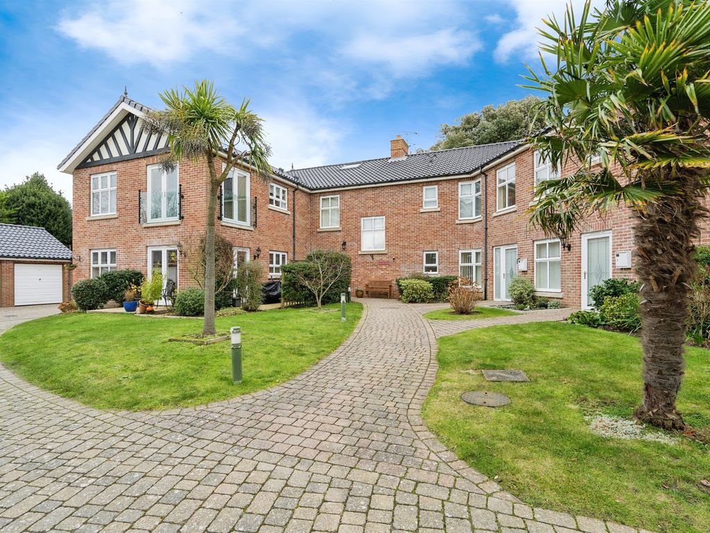 2 bed flat for sale in Old Coach Road, Cromer NR27, £280,000 Zoopla