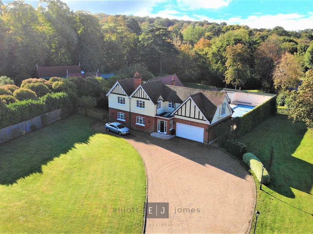 6 bed detached house to rent in Manor Road, Loughton IG10 Zoopla