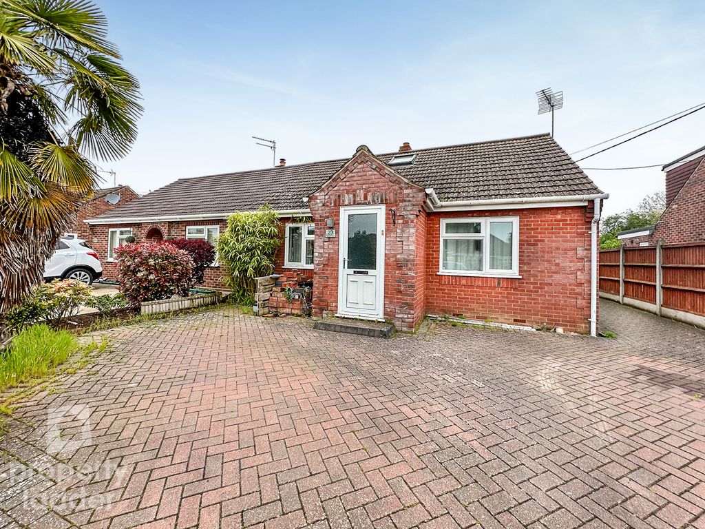 3 bed semidetached bungalow for sale in Park Road, Spixworth, Norwich