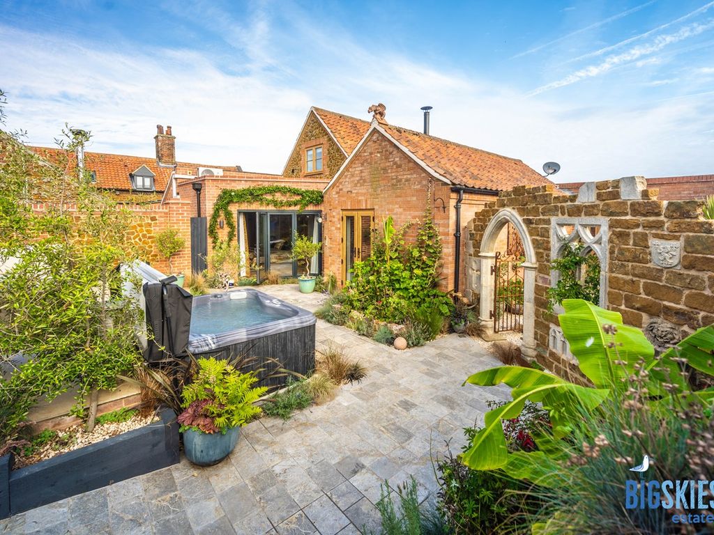 3 bed barn conversion for sale in 6 West Staithe Barns, South Beach
