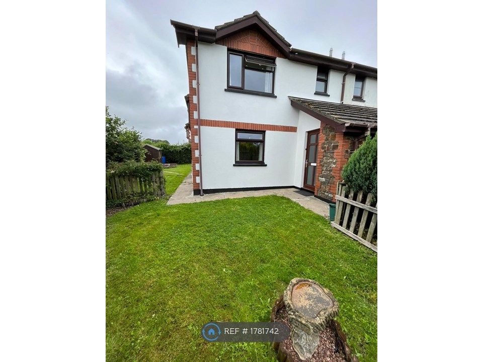 3 bed semidetached house to rent in Clinton Gardens, Merton