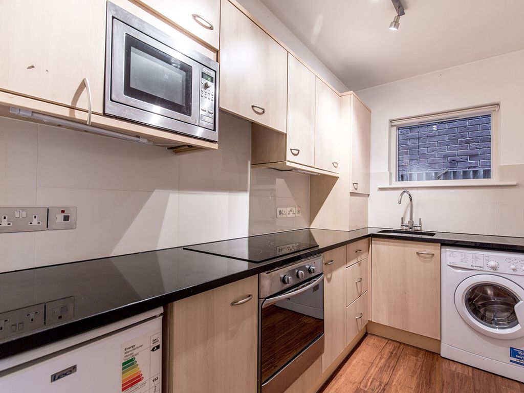 1 bed flat to rent in Clapham Court Terrace, Kings Avenue, London SW4