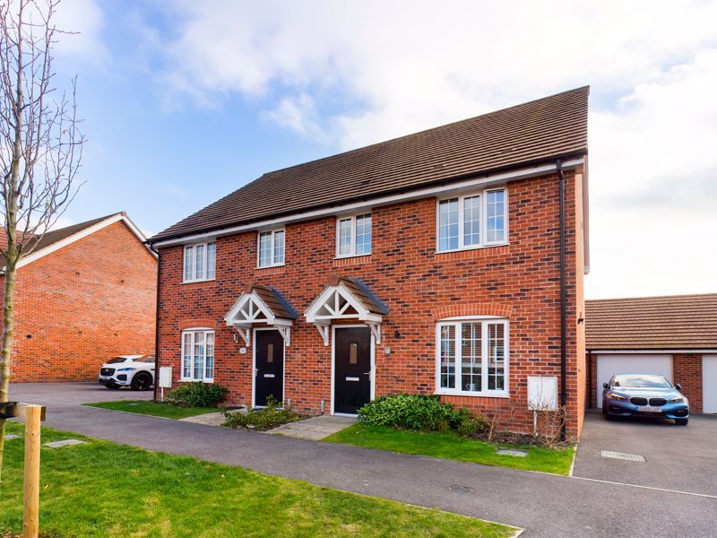 3 bed semidetached house for sale in Daffodil Crescent, Crawley RH10