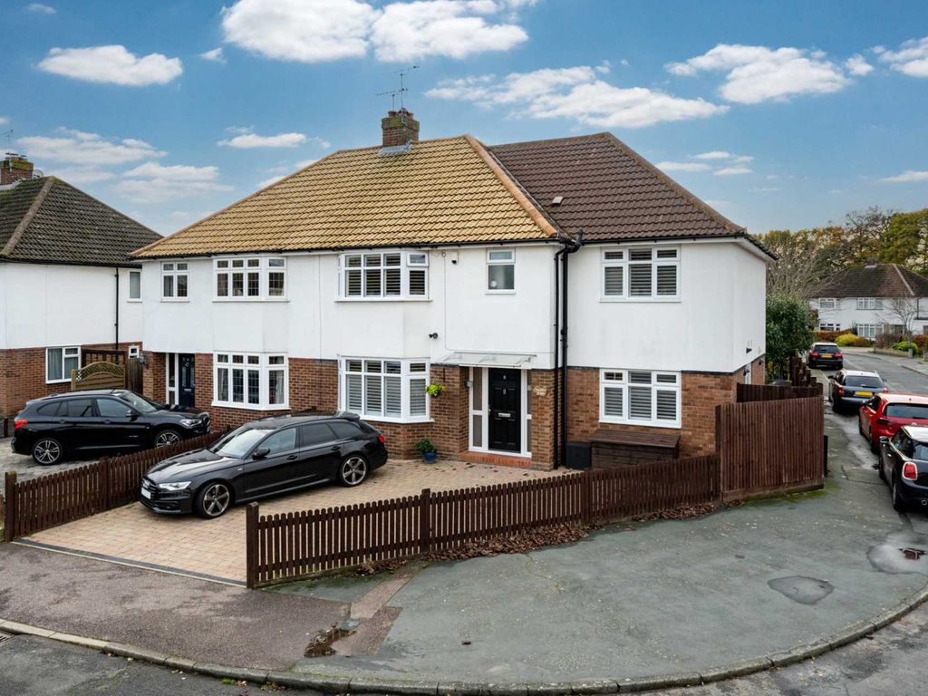 Brickfield Avenue, Leverstock Green HP3  