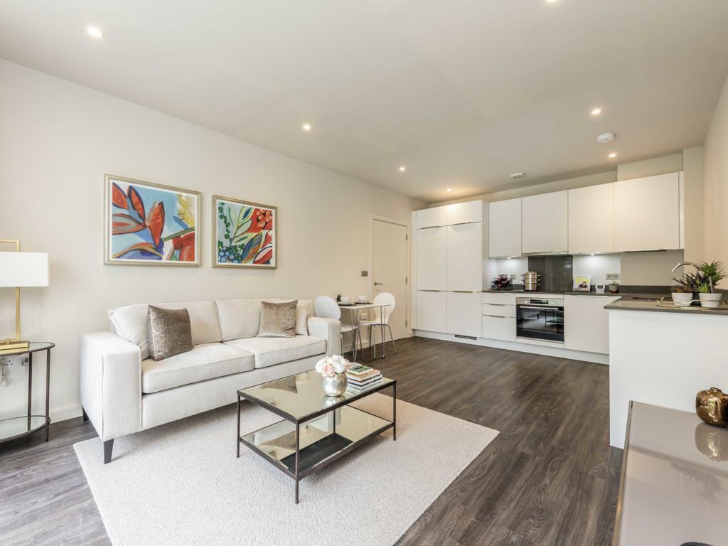 1 bed flat to rent in High Street, Feltham TW13, £1,395 pcm Zoopla