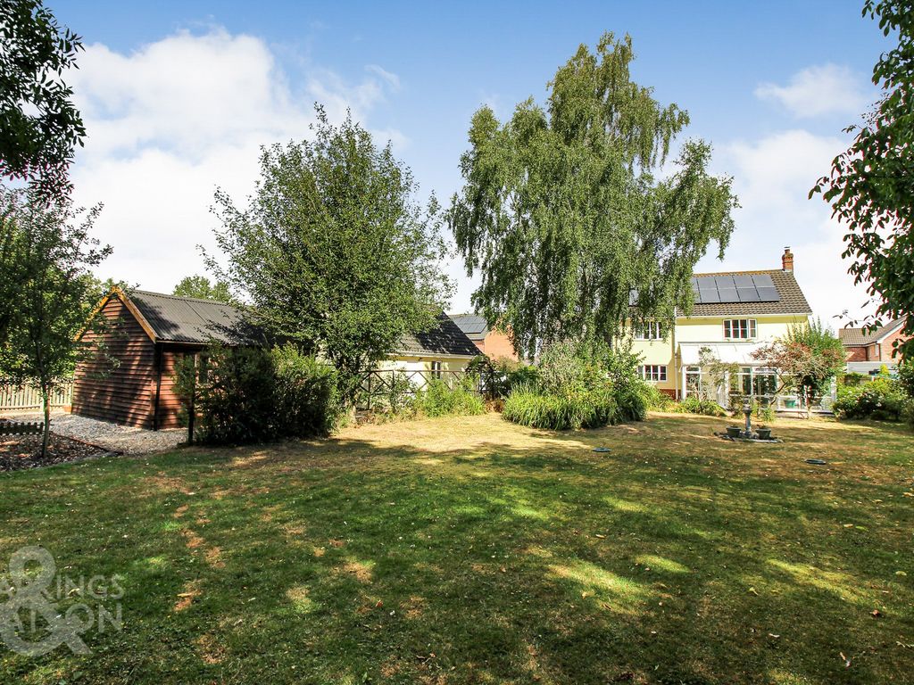 4 bed detached house for sale in Meadow Close, Great Moulton, Norwich