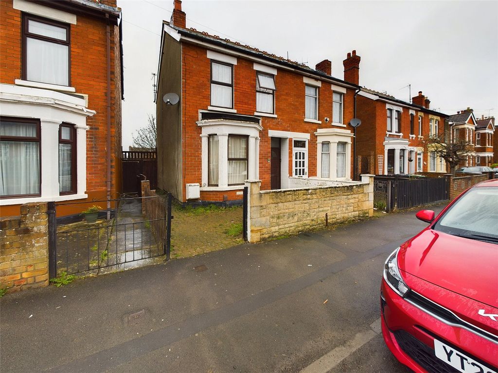 3 bed semidetached house for sale in Calton Road, Gloucester