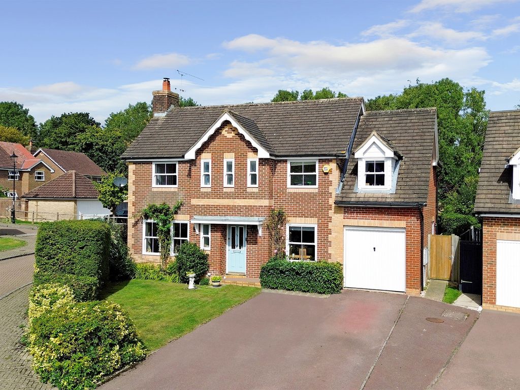 4 bed detached house for sale in Durfold Road, Horsham RH12, £775,000