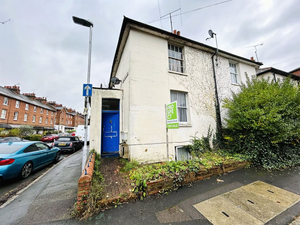 3 bed end terrace house for sale in Baker Street, Reading, Berkshire