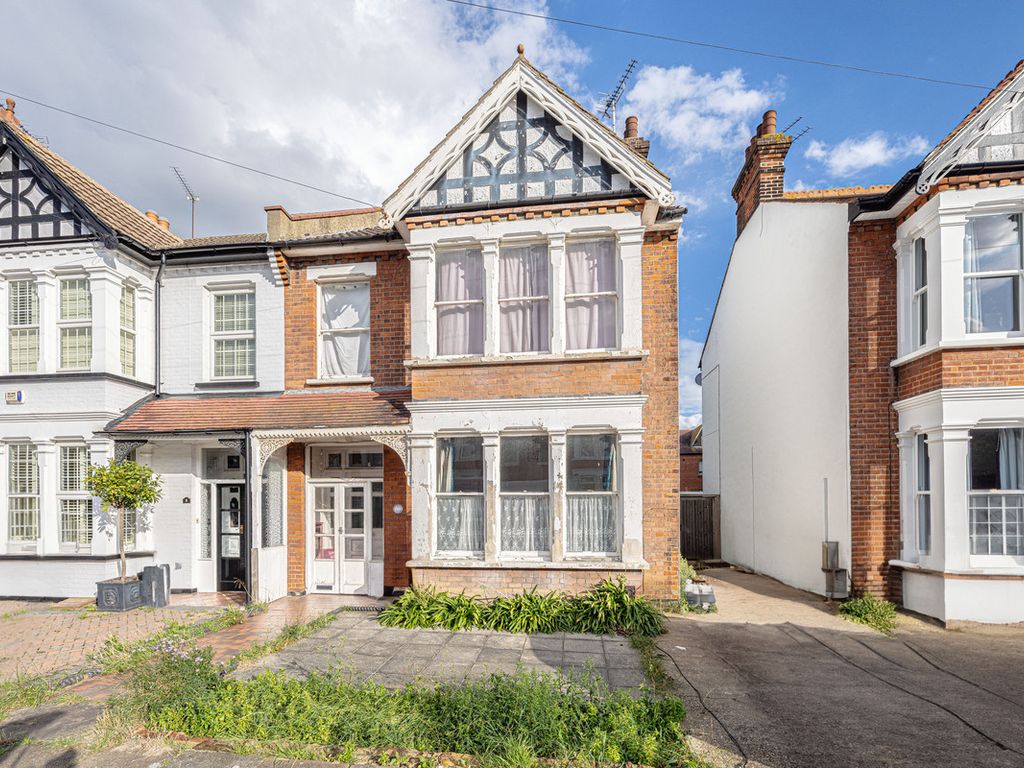 5 bed semidetached house for sale in Cranley Road, WestcliffOnSea