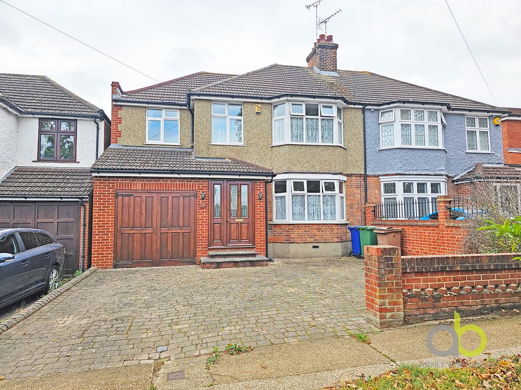 4 bed semidetached house to rent in Bradleigh Avenue, Grays RM17, £