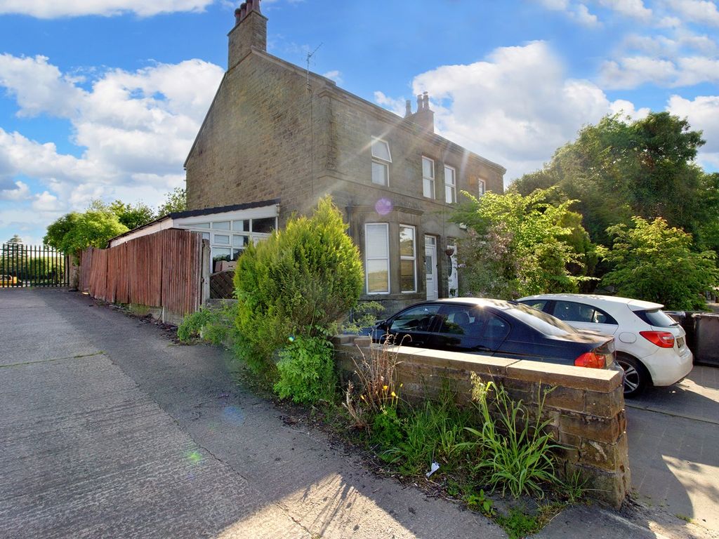 4 bed semidetached house for sale in Holmfirth Road, Shepley