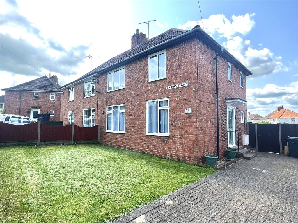 3 bed semidetached house to rent in Ackholt Road, Aylesham, Canterbury